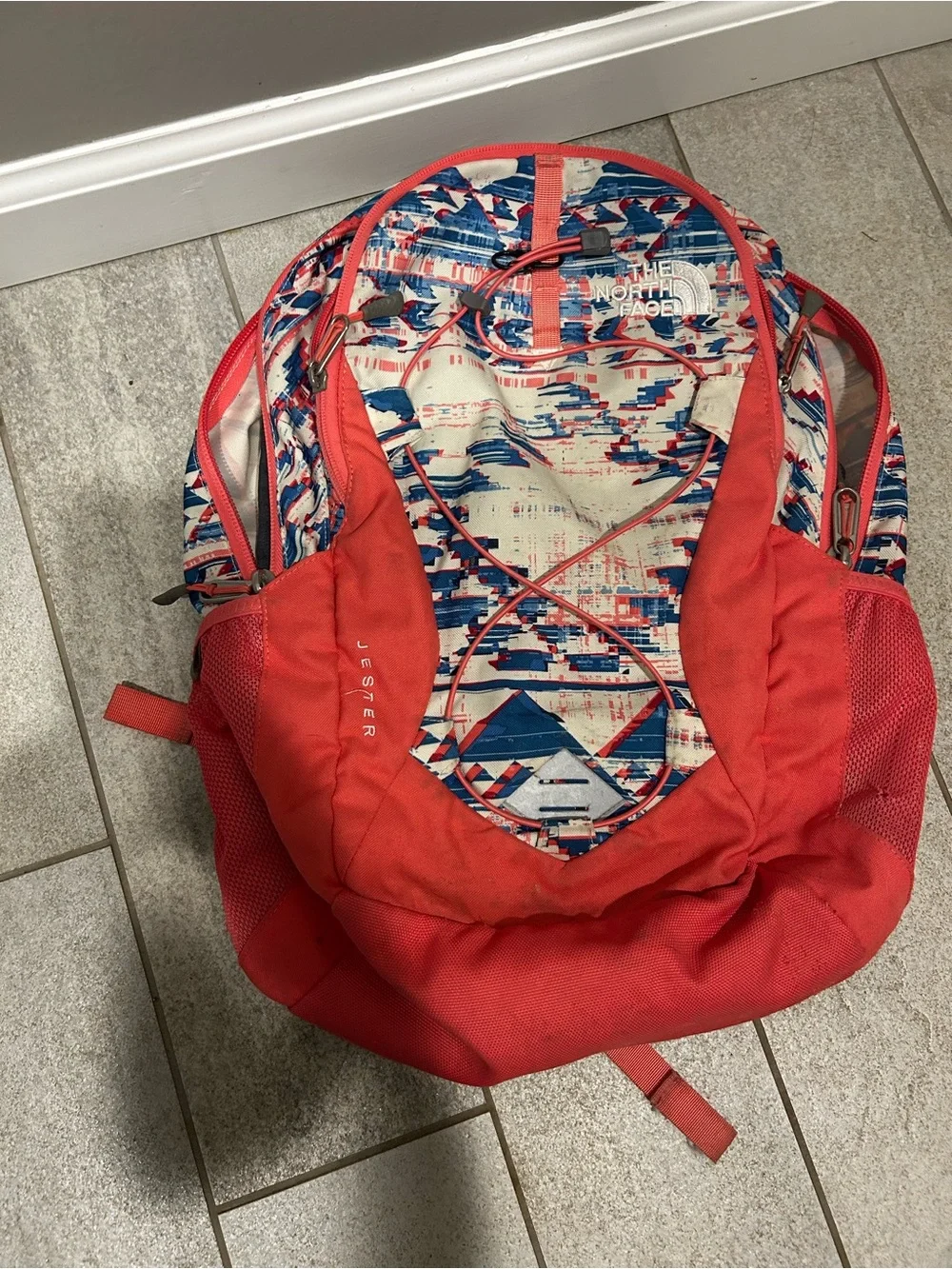 north face backpack dimensions jester The Unisex -Tnf Black Chalk Texture Print/Smoked Pearl featuring two large zip Color:L/Grey North Face Migliori Zaini Tania D